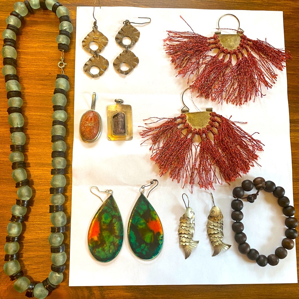 Lot of jewelry - Necklace, earrings, bracelet, pendants.